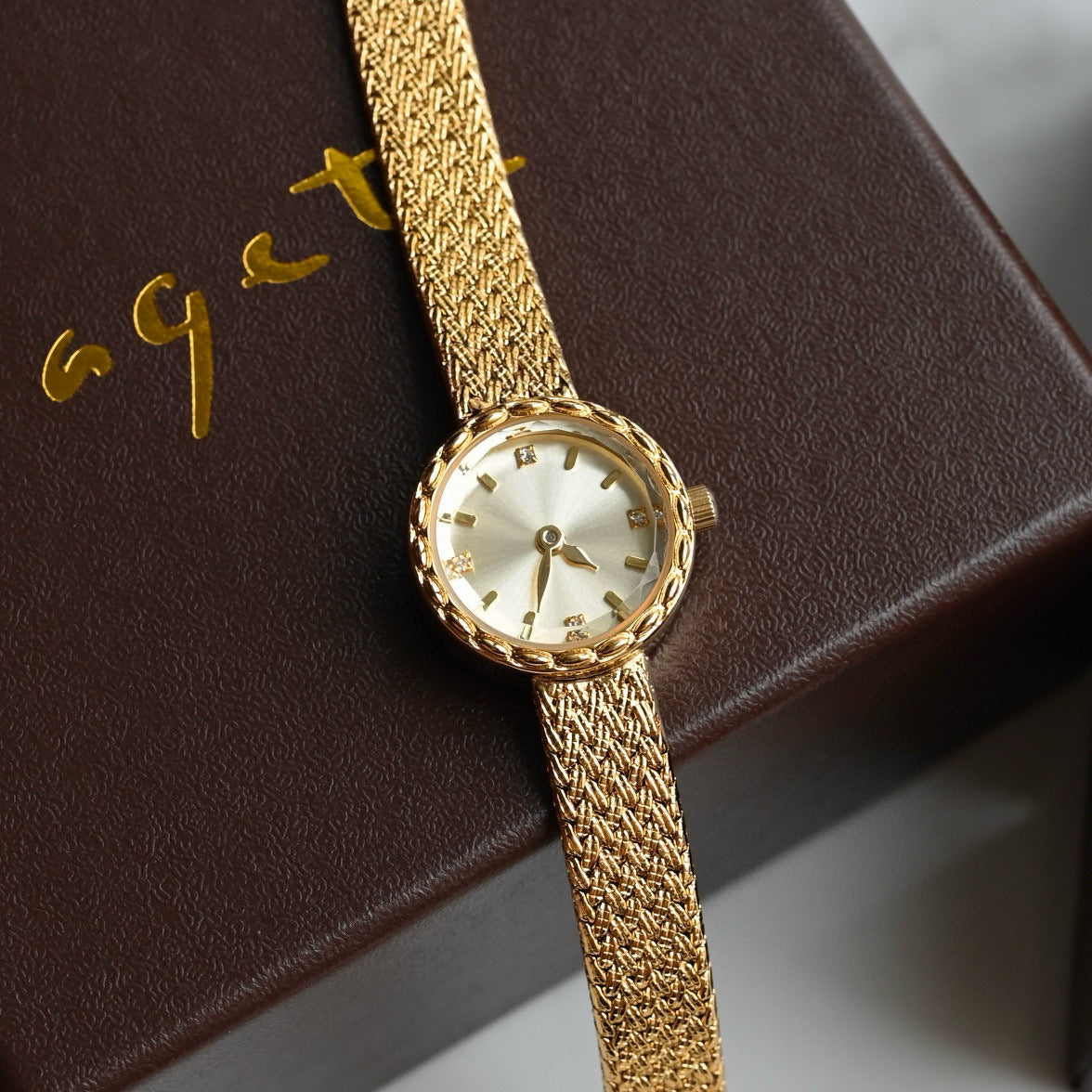 Mid-ancient Simple Retro Special Interest Light Luxury Small Golden Watch Women